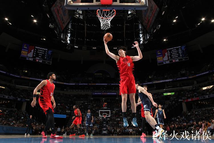 杨瀚森NBA生涯首次先发砍4分5板 开拓者不敌灰熊 杨瀚森NBA生涯首次先发砍4分5板 开拓者不敌灰熊