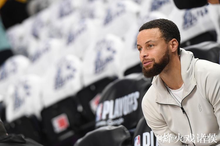 库里：斯潘塞能够持球组织，所以我首节也特意多次打无球