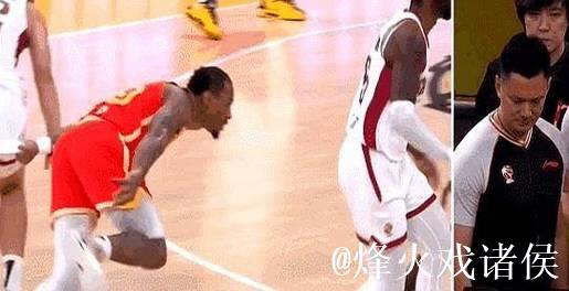 刘东推倒雷琼-塔克,山西挑战后裁判维持原判&判罚进攻犯规 刘东推倒雷琼-塔克,山西挑战后裁判维持原判&判罚进攻犯规