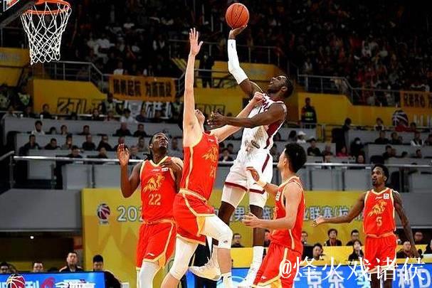 刘东推倒雷琼-塔克,山西挑战后裁判维持原判&判罚进攻犯规 刘东推倒雷琼-塔克,山西挑战后裁判维持原判&判罚进攻犯规